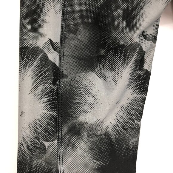 Onzie Capri Yoga Weave leggings in grey black petunia print SP cross cross hems - Picture 10 of 16